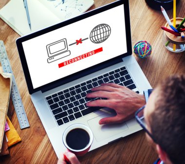 dizüstü bilgisayar kullanan adam 