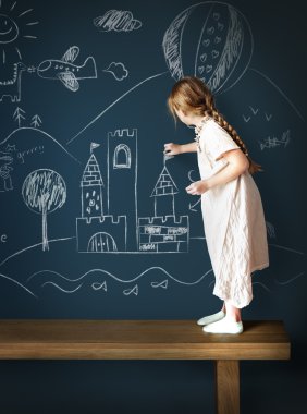 yazı tahtası üzerinde çizim kız