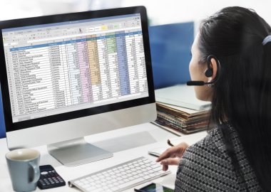 işkadını üstünde bilgisayar elektronik tablo ile çalışma