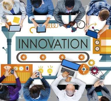 İş adamları birlikte çalışıyor.