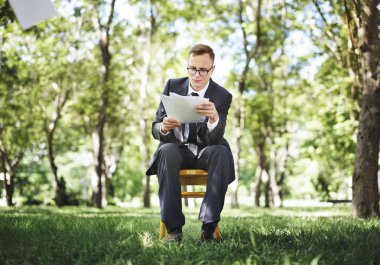 Doğa, takım elbiseli işadamı