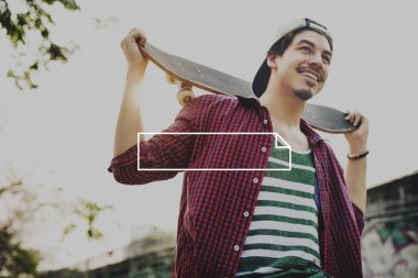 Kaykay tutan çocuk.