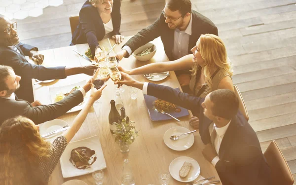 Affärsmän ha Lunch tillsammans — Stockfoto