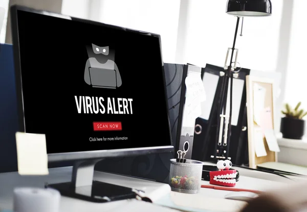 Екран з текстом: попередження про вірус — стокове фото