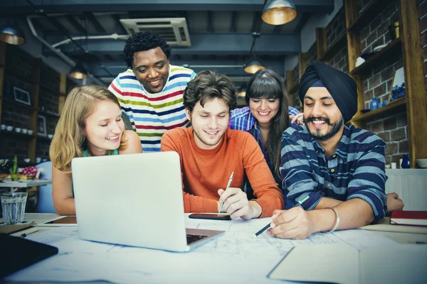 Gruppo di persone diverse che lavorano insieme — Foto Stock