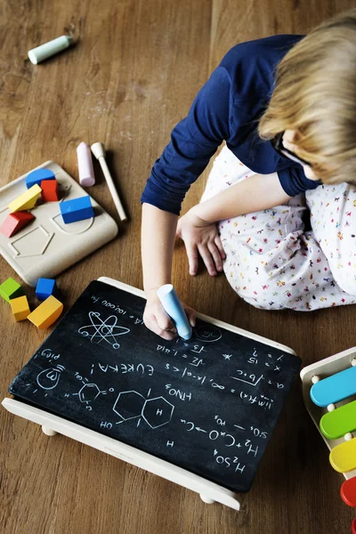 Bambina che disegna sulla lavagna — Foto Stock