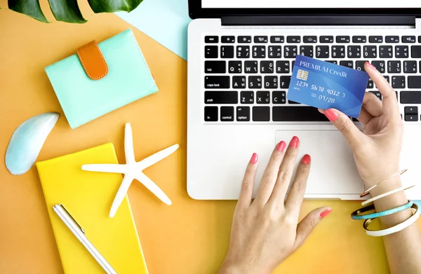 Computer and credit card, Summer Concept — Stock Photo, Image