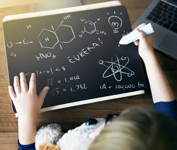 Liten flicka på blackboard — Stockfoto