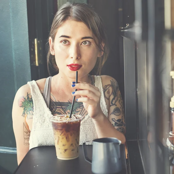 Mujer joven bebiendo café — Foto de Stock