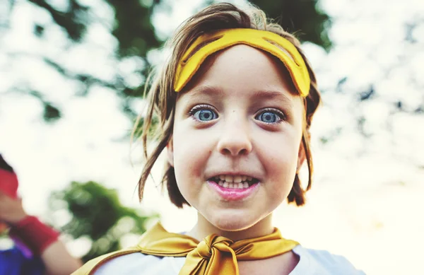 Superhrdina dítě s modrýma očima — Stock fotografie