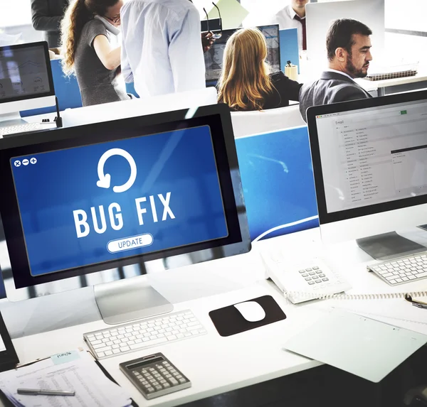 Computer-monitoren met Bug Fix — Stockfoto