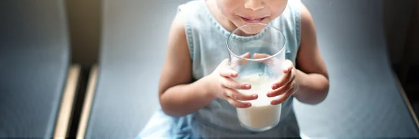 Chica con vidrio beber leche — Foto de Stock
