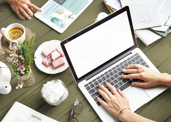 Femmes utilisant des appareils au bureau . — Photo