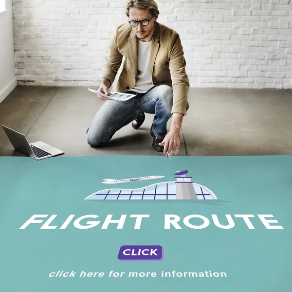 Hombre de negocios que trabaja con Flight Route —  Fotos de Stock