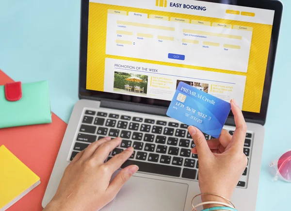 Computer en credit card, zomer Concept — Stockfoto