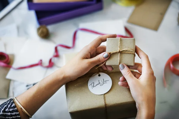 Hände verpacken Geschenk — Stockfoto