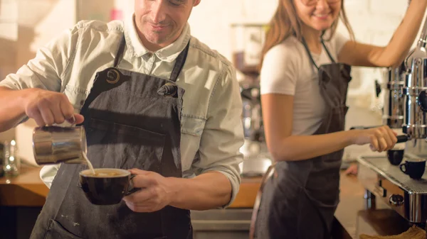 Casal de baristas fazendo café — Fotografia de Stock