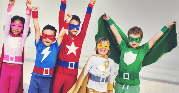 Niños con disfraces de superhéroes — Foto de Stock