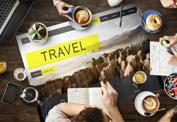 Mesa com cartaz com conceito de viagem — Fotografia de Stock