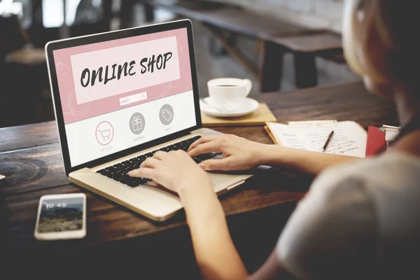 Vrouw in café werken met laptop — Stockfoto