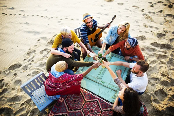 Freunde trinken Bier im Freien — Stockfoto