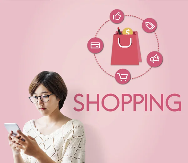 Азиатская женщина и покупки онлайн Концепция — стоковое фото