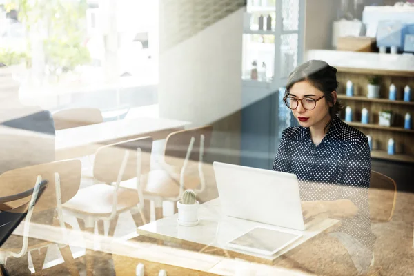 Kvinna som arbetar med laptop i café — Stockfoto