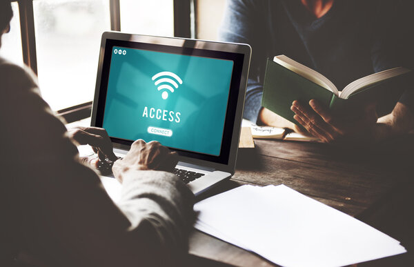 Человек, работающий в офисе с компьютером
