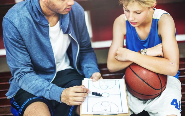 Sportler lehrt Jungen Basketball spielen — Stockfoto