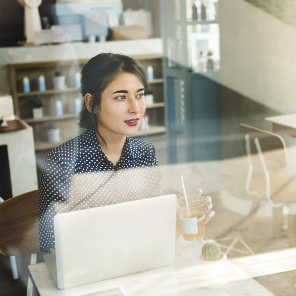 Femme travaillant avec un ordinateur portable dans un café — Photo