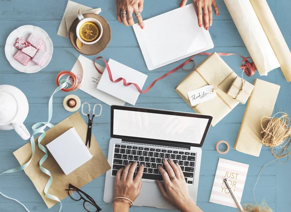 kadın masada aygıtları kullanarak.