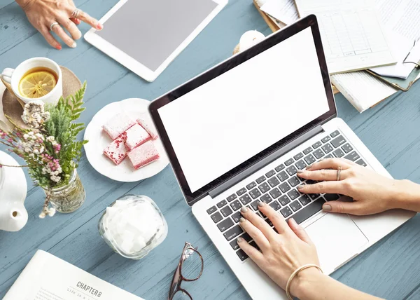 Femmes utilisant des appareils au bureau . — Photo