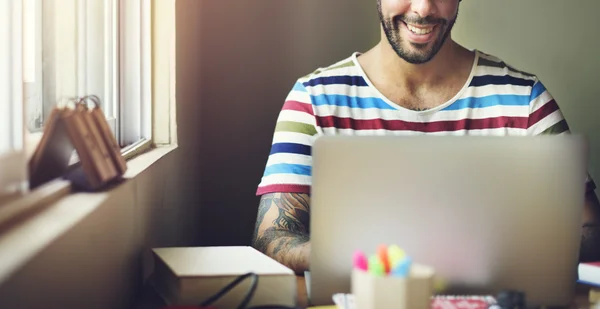 Mann benutzt Laptop — Stockfoto