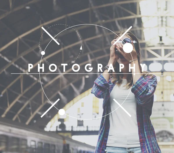 Mujer haciendo fotos — Foto de Stock