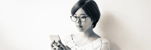 Kvinna anläggning smart telefon — Stockfoto