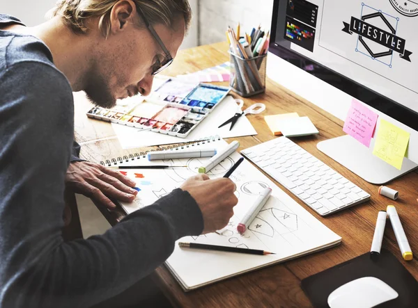 Homem desenho no estúdio de design — Fotografia de Stock