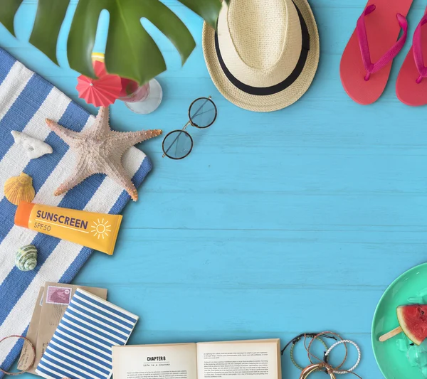  güneş gözlüğü, şapka, deniz yıldızı, para kitap