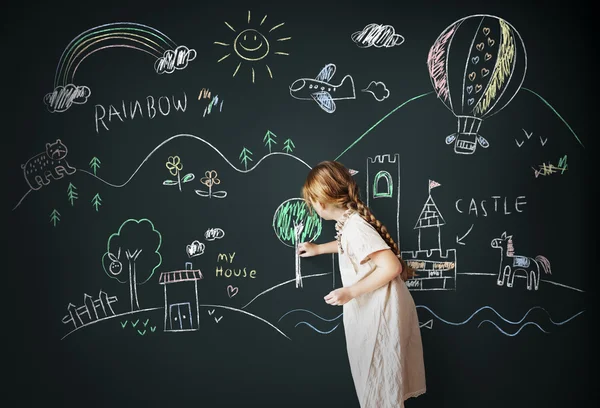 Meisje tekening op blackboard — Stockfoto