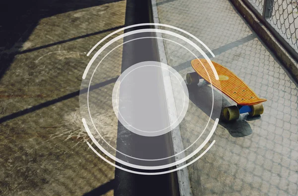 床に茶色のスケート ボード — ストック写真