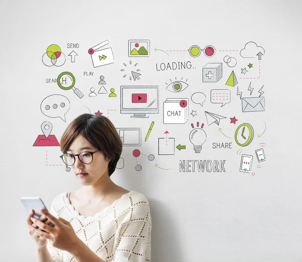 Mujer sosteniendo teléfono inteligente — Foto de Stock