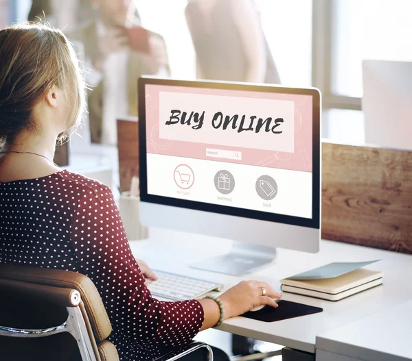 Businesswoman working on computer with Buy Online — Stock Photo, Image