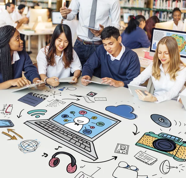 Profesor con grupo de estudiantes — Foto de Stock