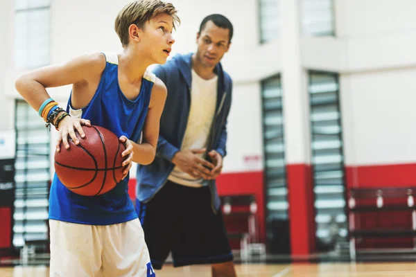 Deportista enseñando a jugar al baloncesto — Foto de Stock