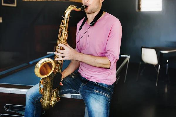 Homme de jazz avec saxophone — Photo