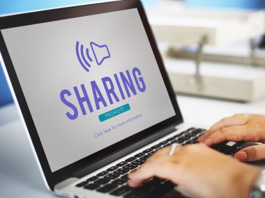 kişi bilgisayar ile çalışma