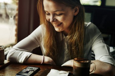 Akıllı telefon kullanan kadın