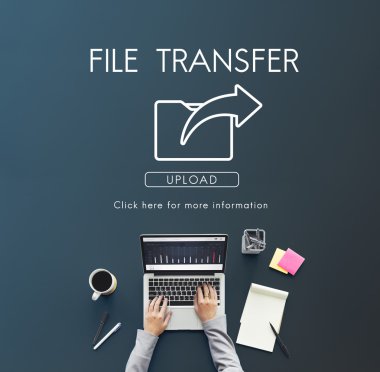 Dizüstü bilgisayarla çalışan adam