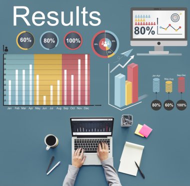 Dizüstü bilgisayarla çalışan adam