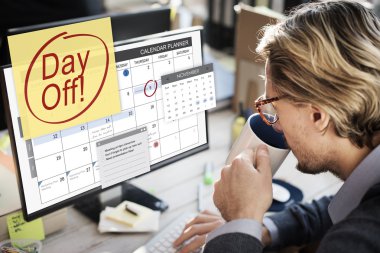 Bilgisayar klavyesinde yazan iş adamı