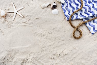 bir battaniye yaz kum var